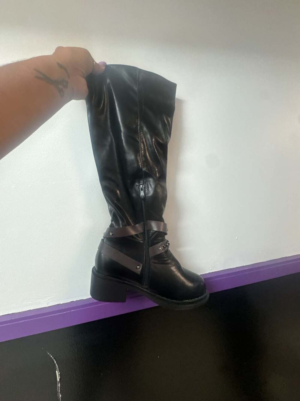Knee-High Riding Boots with Chain - Picture 6 of 7